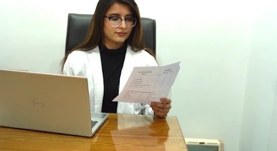 Cosmetologist in Karkardooma