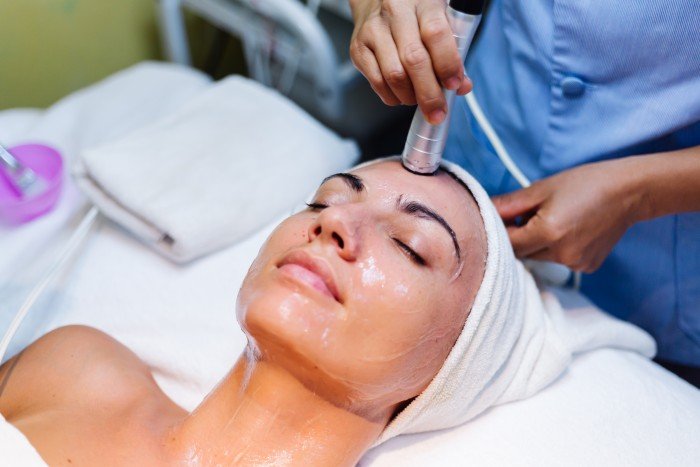 Best Cosmetologist For Hydra Facial in New Delhi